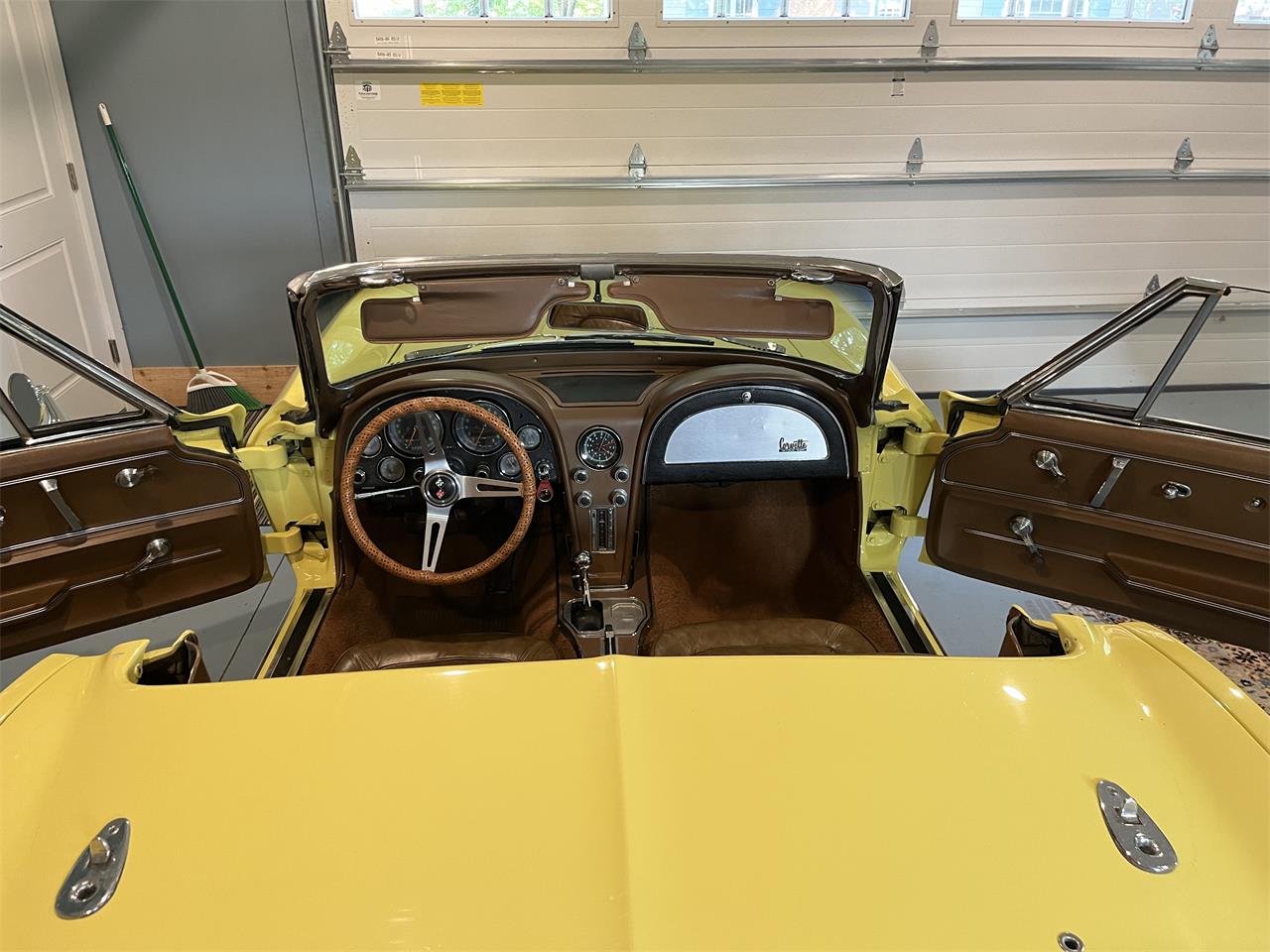 Chevrolet-Corvette-1967-Yellow-Brown-18