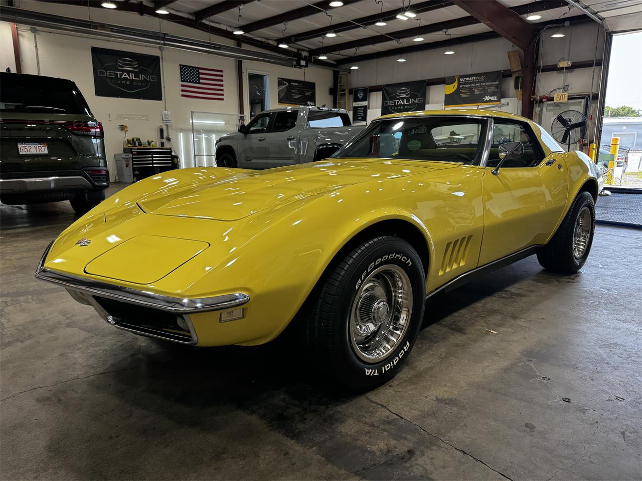 Chevrolet-Corvette-1968-Safari-Yellow-Black-3