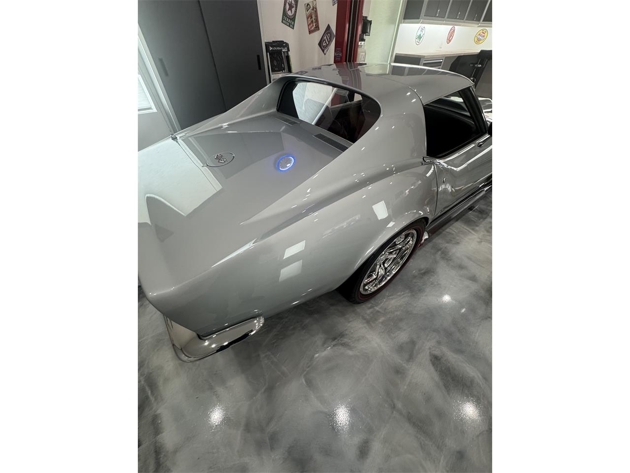 Chevrolet-Corvette-1969-Cortez-Silver-Red-Leather-1