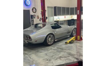 Chevrolet-Corvette-1969-Cortez-Silver-Red-Leather-13
