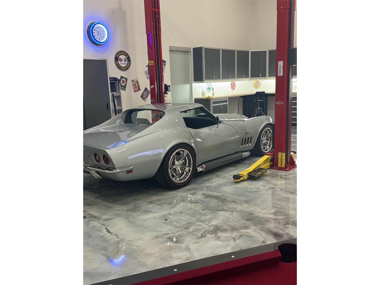 Chevrolet-Corvette-1969-Cortez-Silver-Red-Leather-13