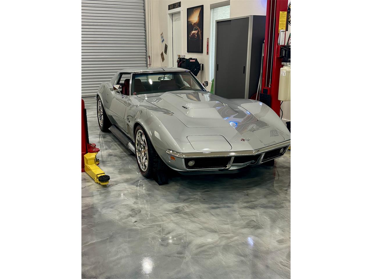Chevrolet-Corvette-1969-Cortez-Silver-Red-Leather-14