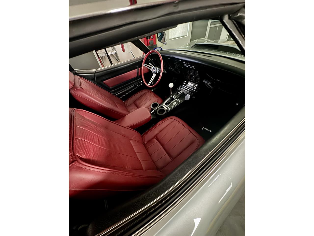 Chevrolet-Corvette-1969-Cortez-Silver-Red-Leather-15