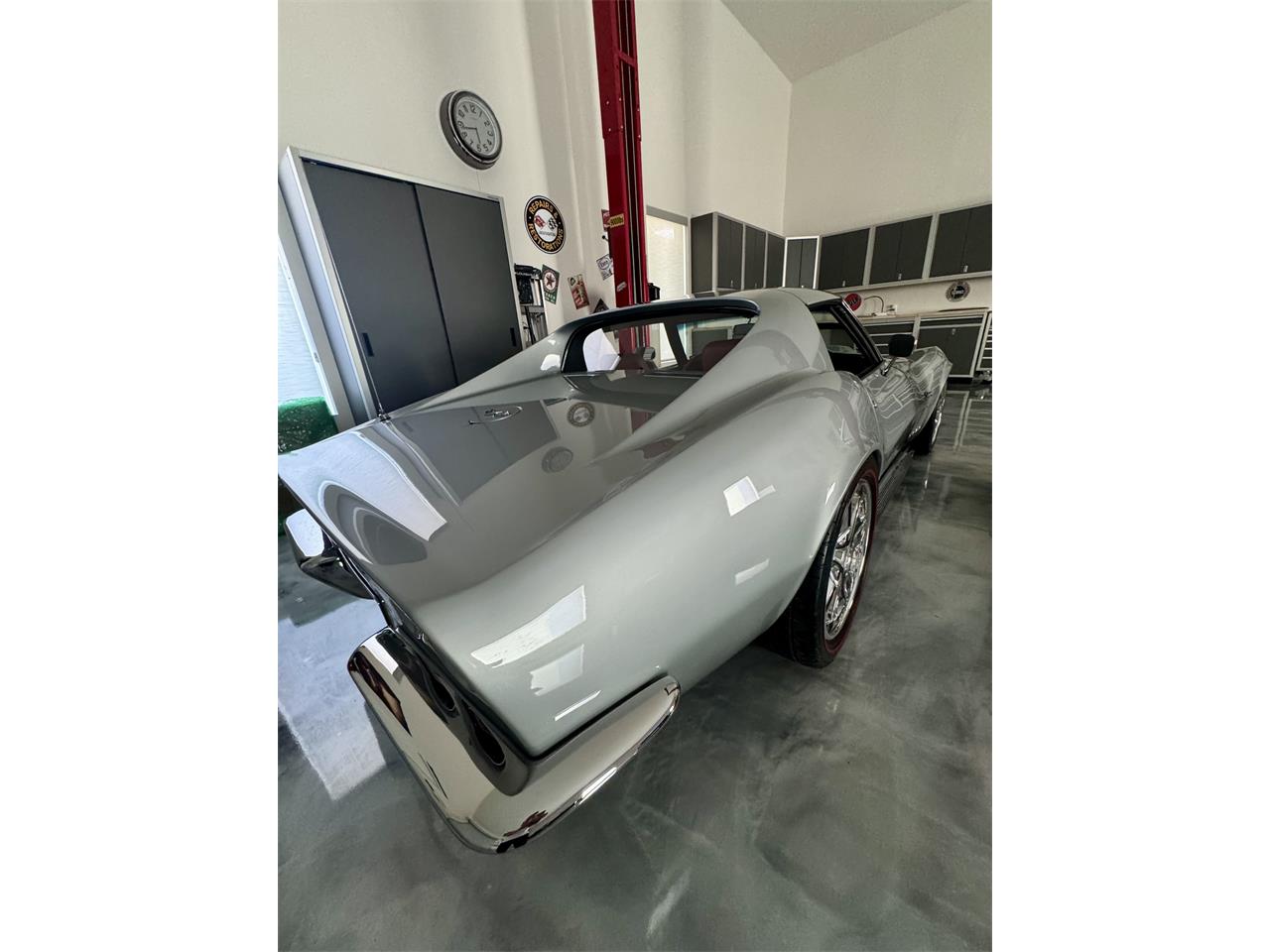Chevrolet-Corvette-1969-Cortez-Silver-Red-Leather-19