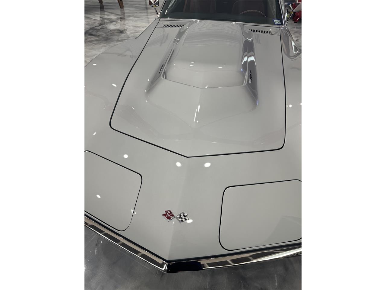 Chevrolet-Corvette-1969-Cortez-Silver-Red-Leather-2