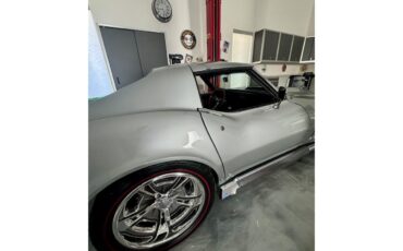 Chevrolet-Corvette-1969-Cortez-Silver-Red-Leather-20