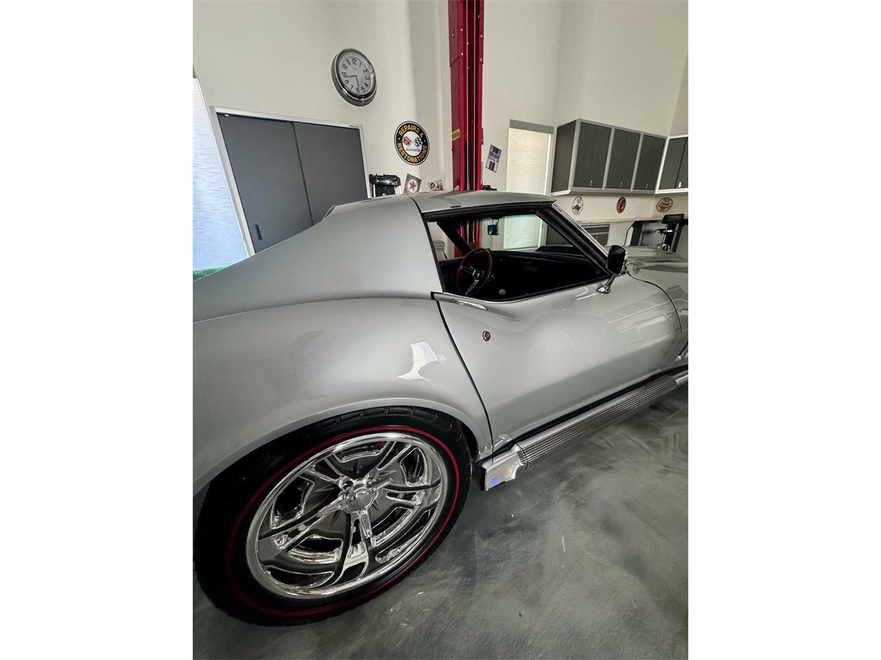 Chevrolet-Corvette-1969-Cortez-Silver-Red-Leather-20