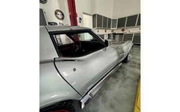 Chevrolet-Corvette-1969-Cortez-Silver-Red-Leather-21