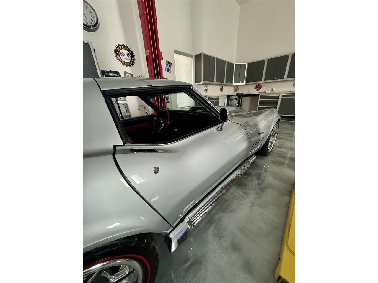 Chevrolet-Corvette-1969-Cortez-Silver-Red-Leather-21