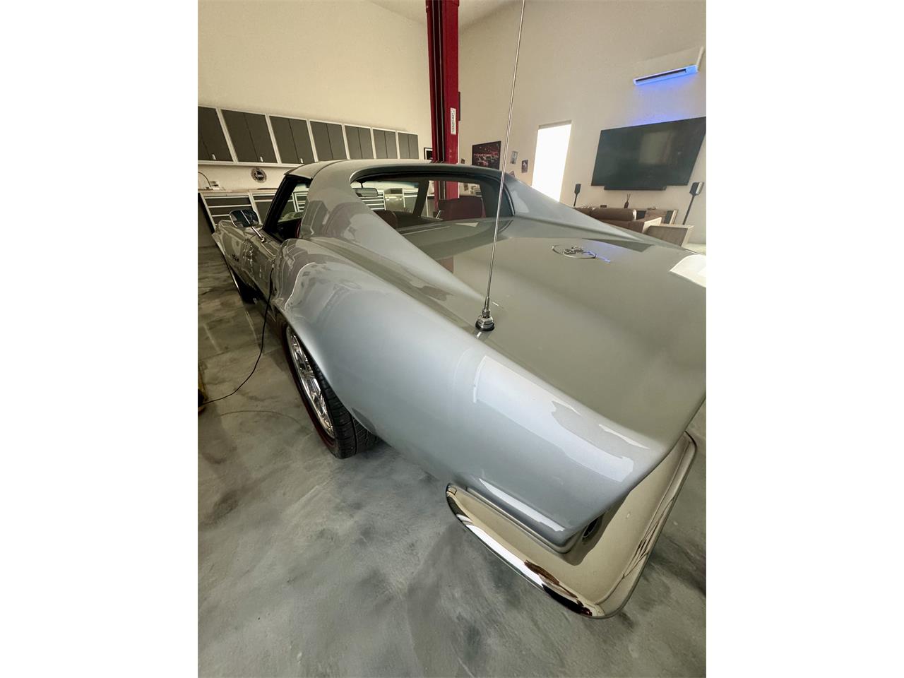 Chevrolet-Corvette-1969-Cortez-Silver-Red-Leather-23