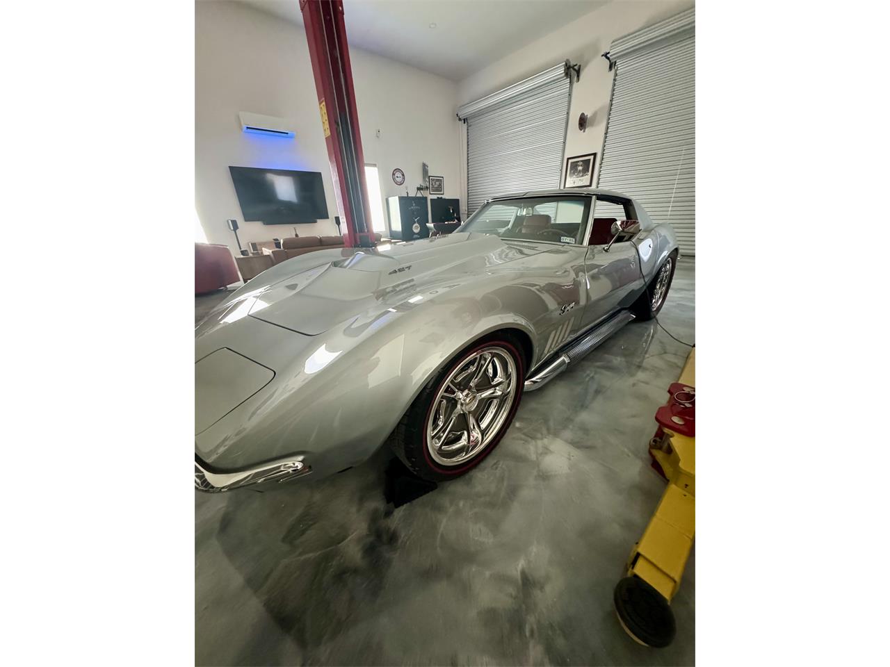 Chevrolet-Corvette-1969-Cortez-Silver-Red-Leather-24