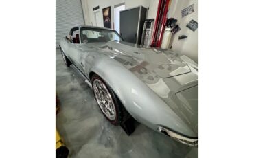 Chevrolet-Corvette-1969-Cortez-Silver-Red-Leather-29