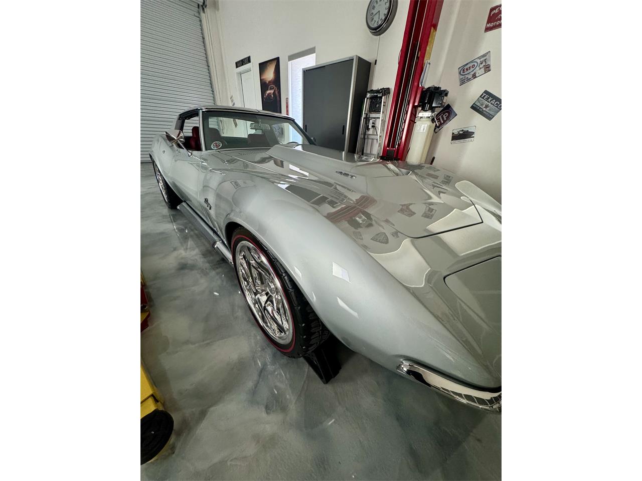 Chevrolet-Corvette-1969-Cortez-Silver-Red-Leather-29