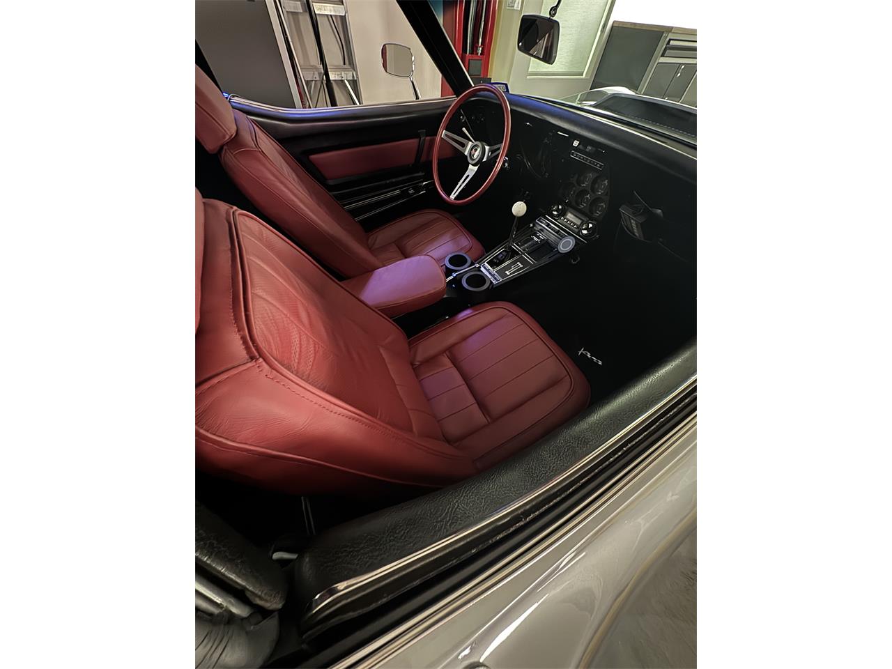 Chevrolet-Corvette-1969-Cortez-Silver-Red-Leather-34