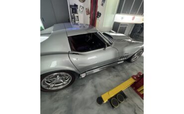 Chevrolet-Corvette-1969-Cortez-Silver-Red-Leather-35