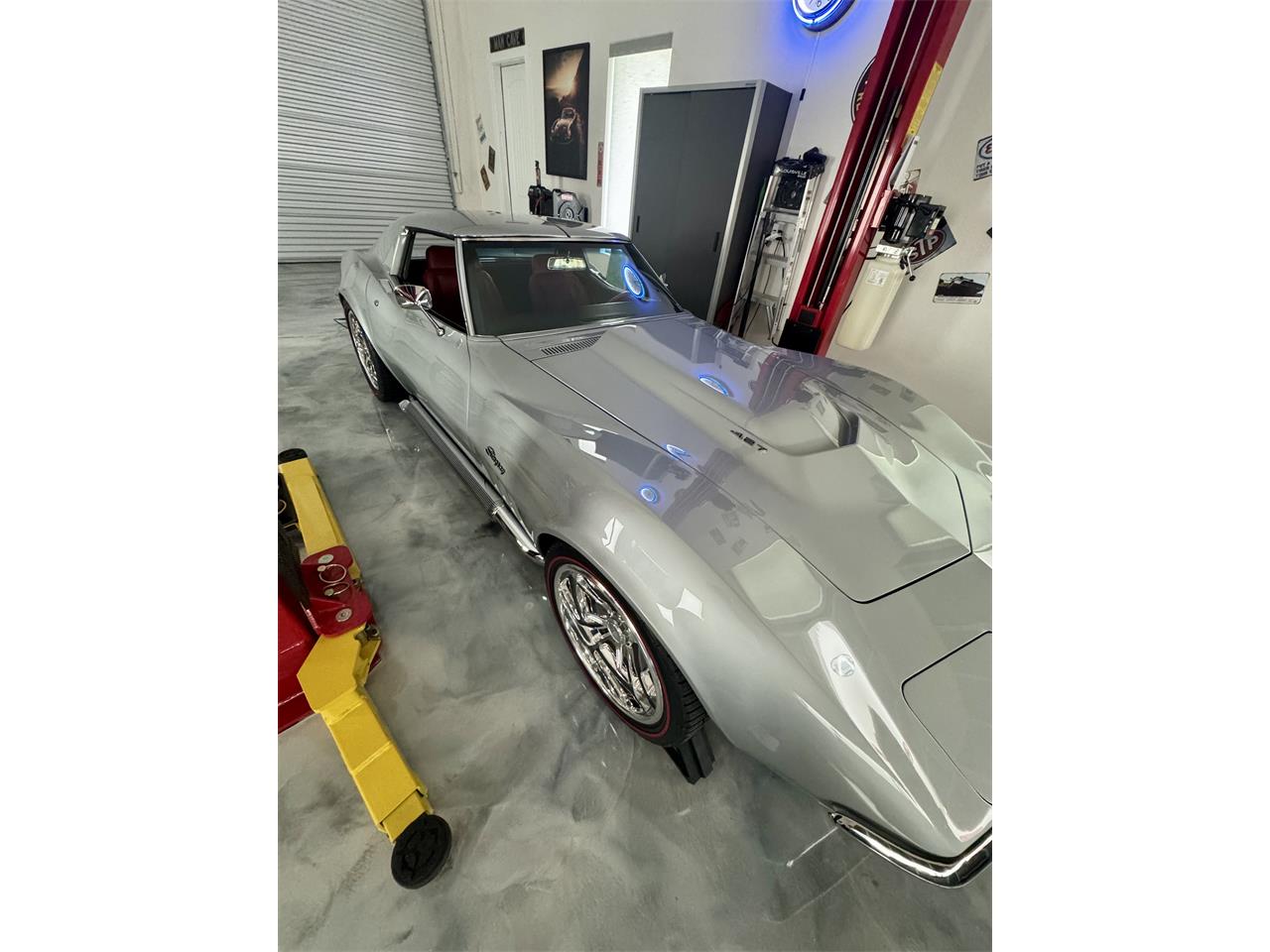 Chevrolet-Corvette-1969-Cortez-Silver-Red-Leather-40