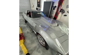 Chevrolet-Corvette-1969-Cortez-Silver-Red-Leather-41