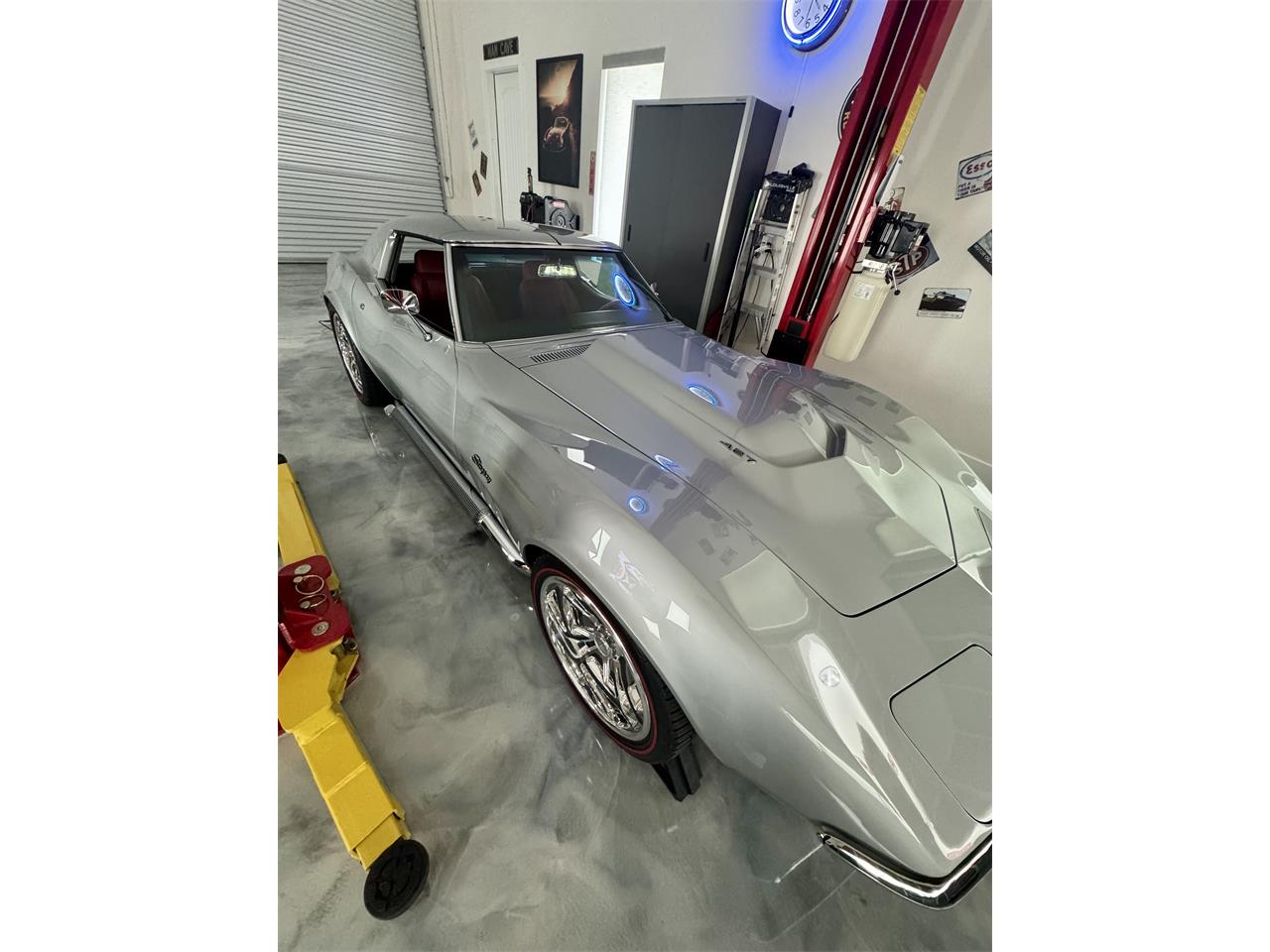 Chevrolet-Corvette-1969-Cortez-Silver-Red-Leather-41