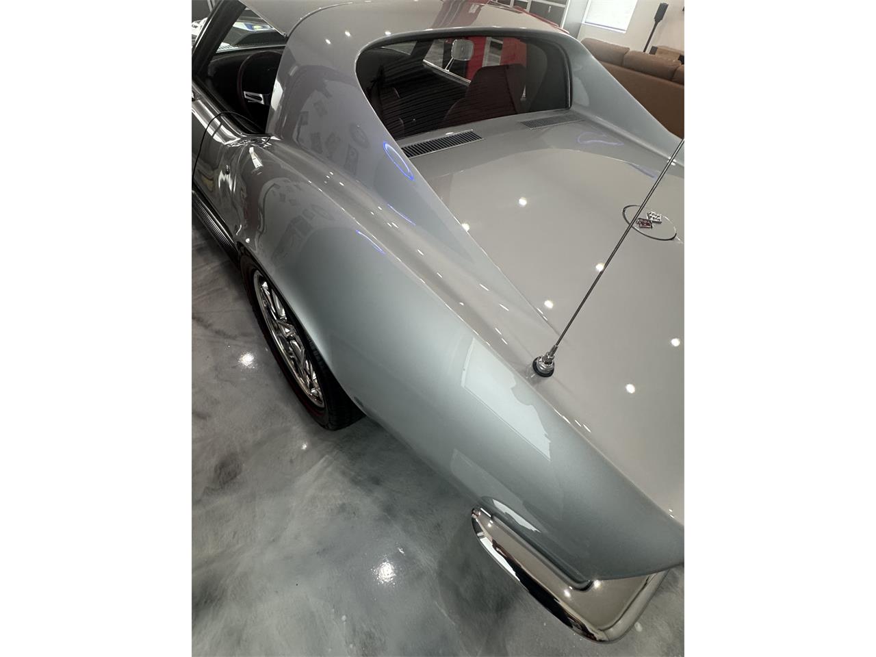 Chevrolet-Corvette-1969-Cortez-Silver-Red-Leather-47