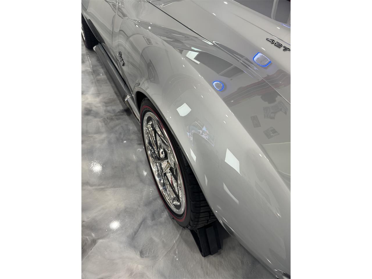 Chevrolet-Corvette-1969-Cortez-Silver-Red-Leather-48