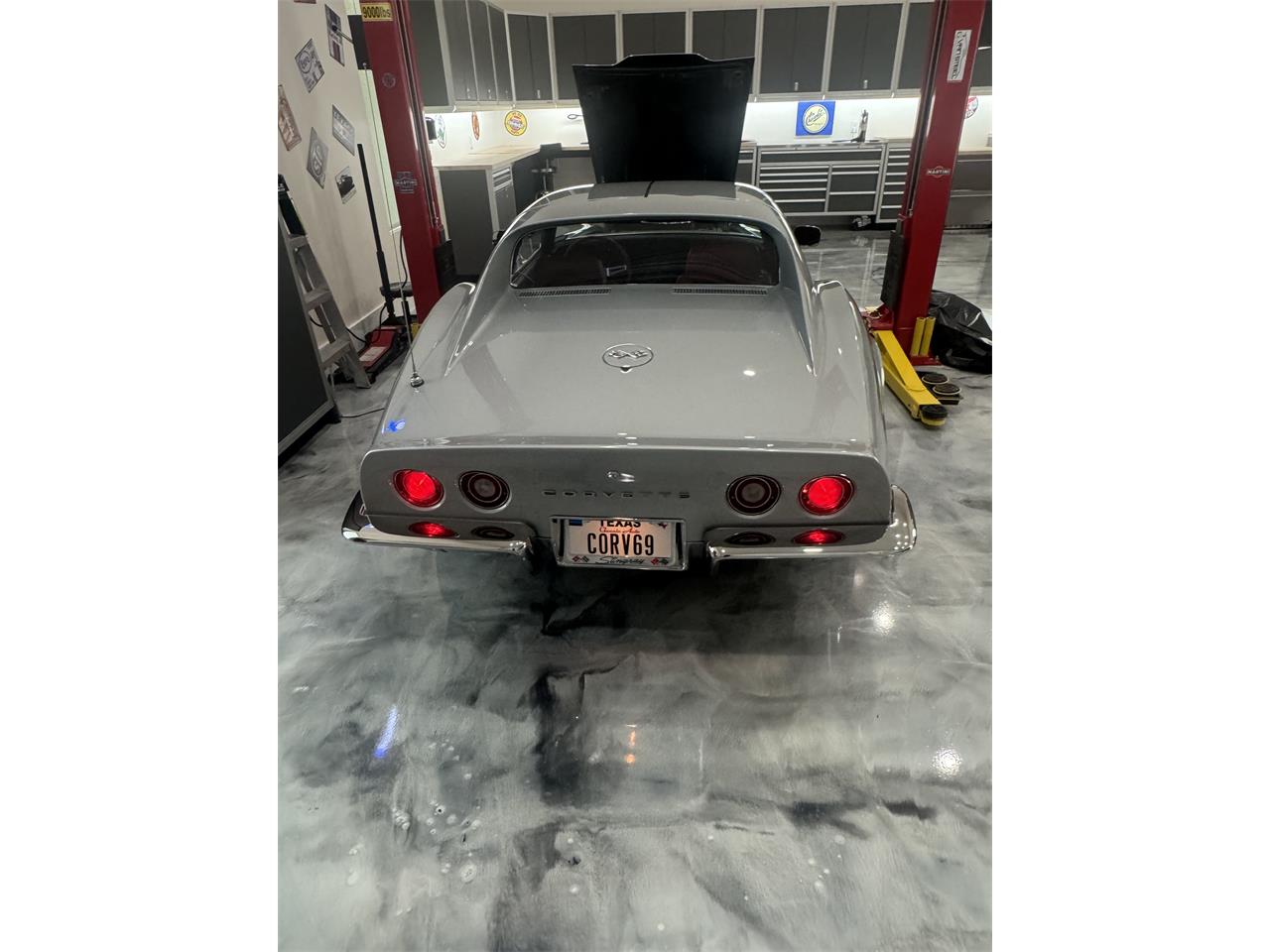 Chevrolet-Corvette-1969-Cortez-Silver-Red-Leather-50
