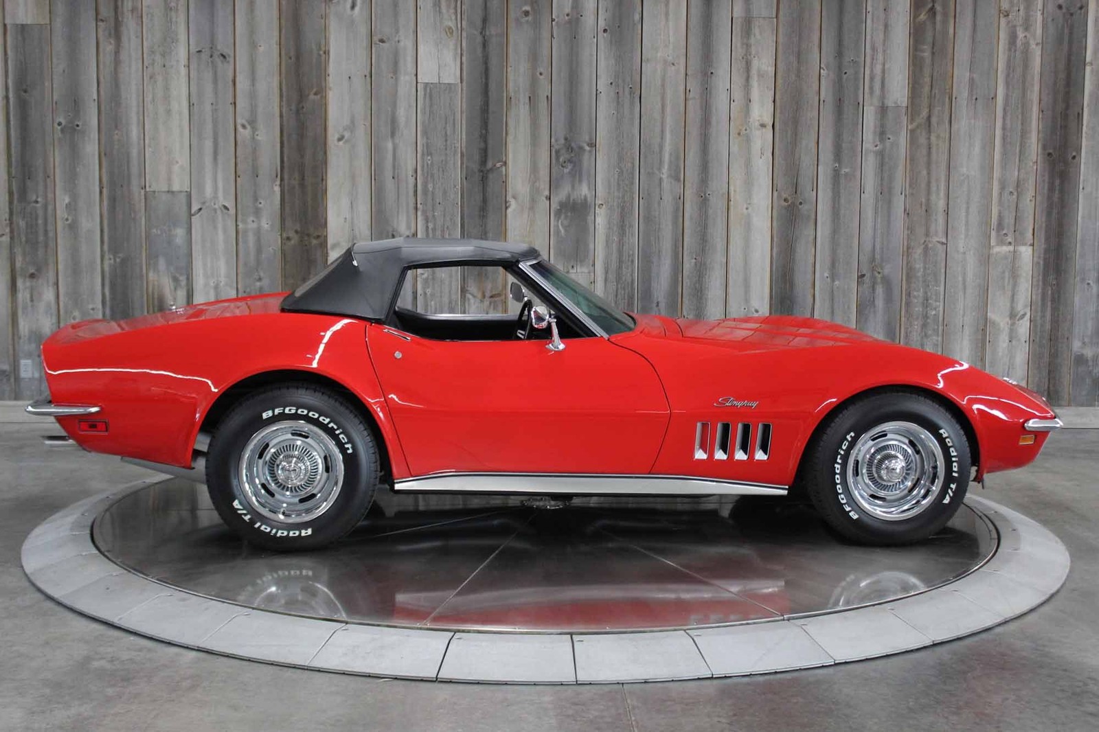 Chevrolet-Corvette-1969-RESTORED-9
