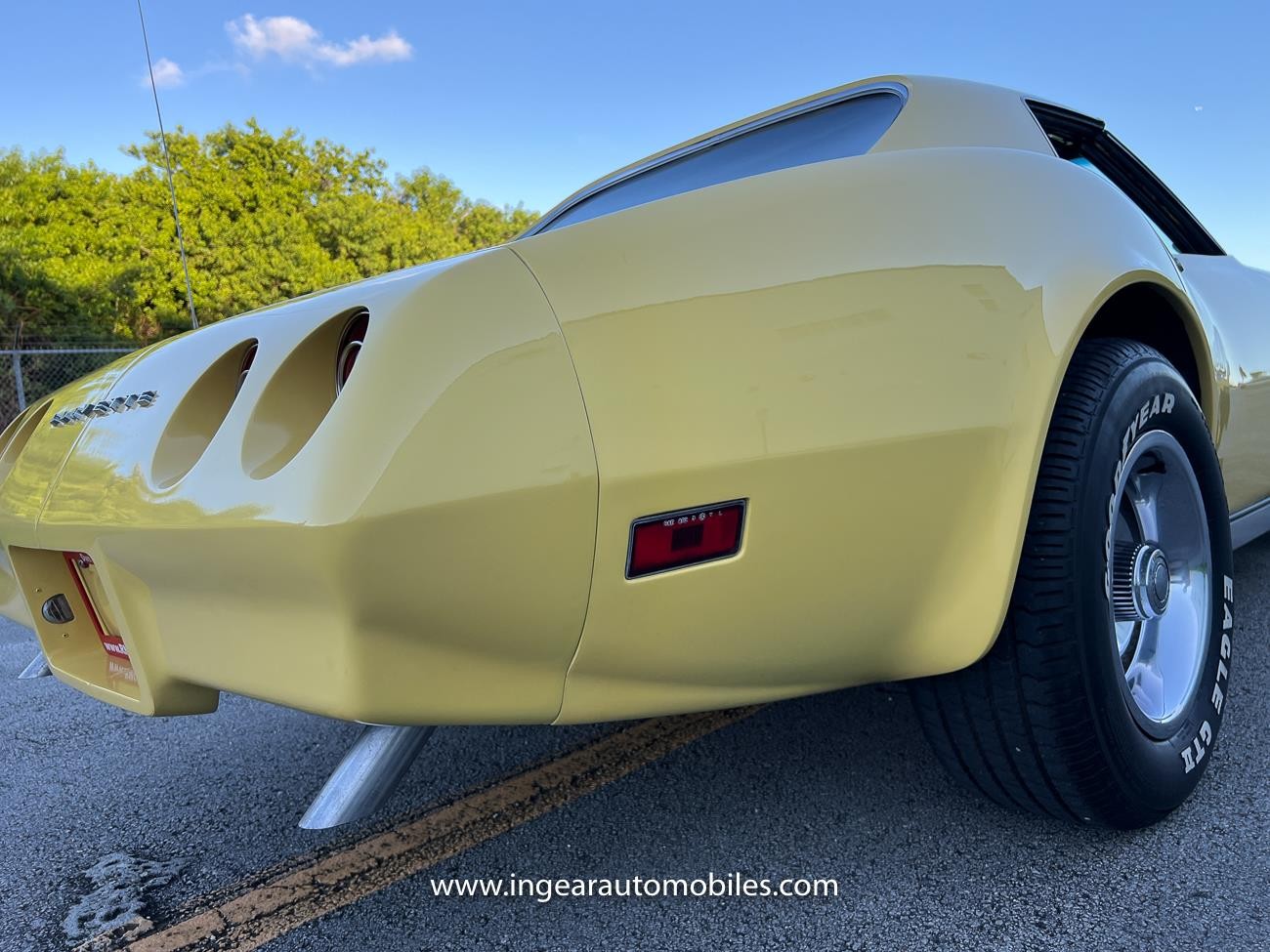 Chevrolet-Corvette-1974-convertible-30