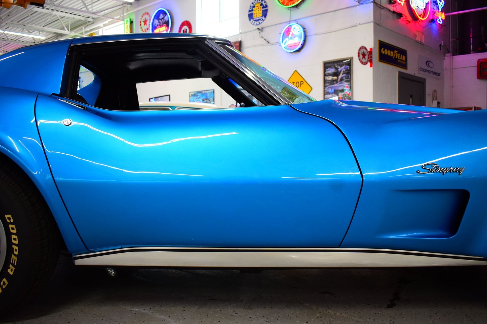 Chevrolet-Corvette-1975-8
