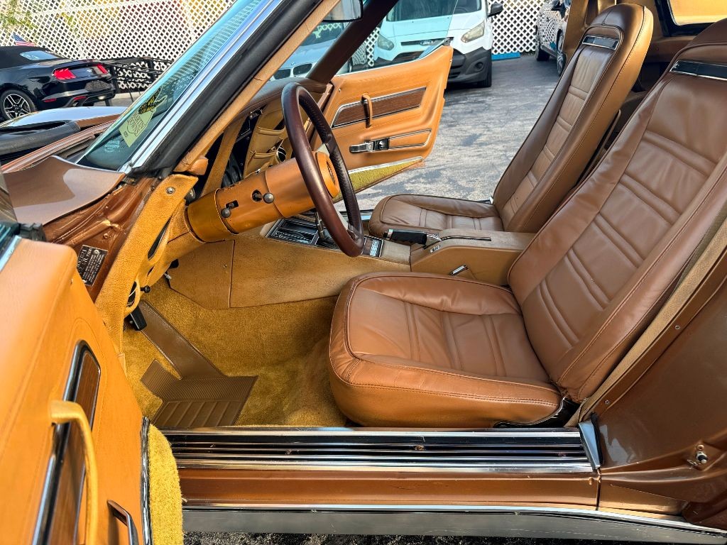 Chevrolet-Corvette-1975-Coupe-32