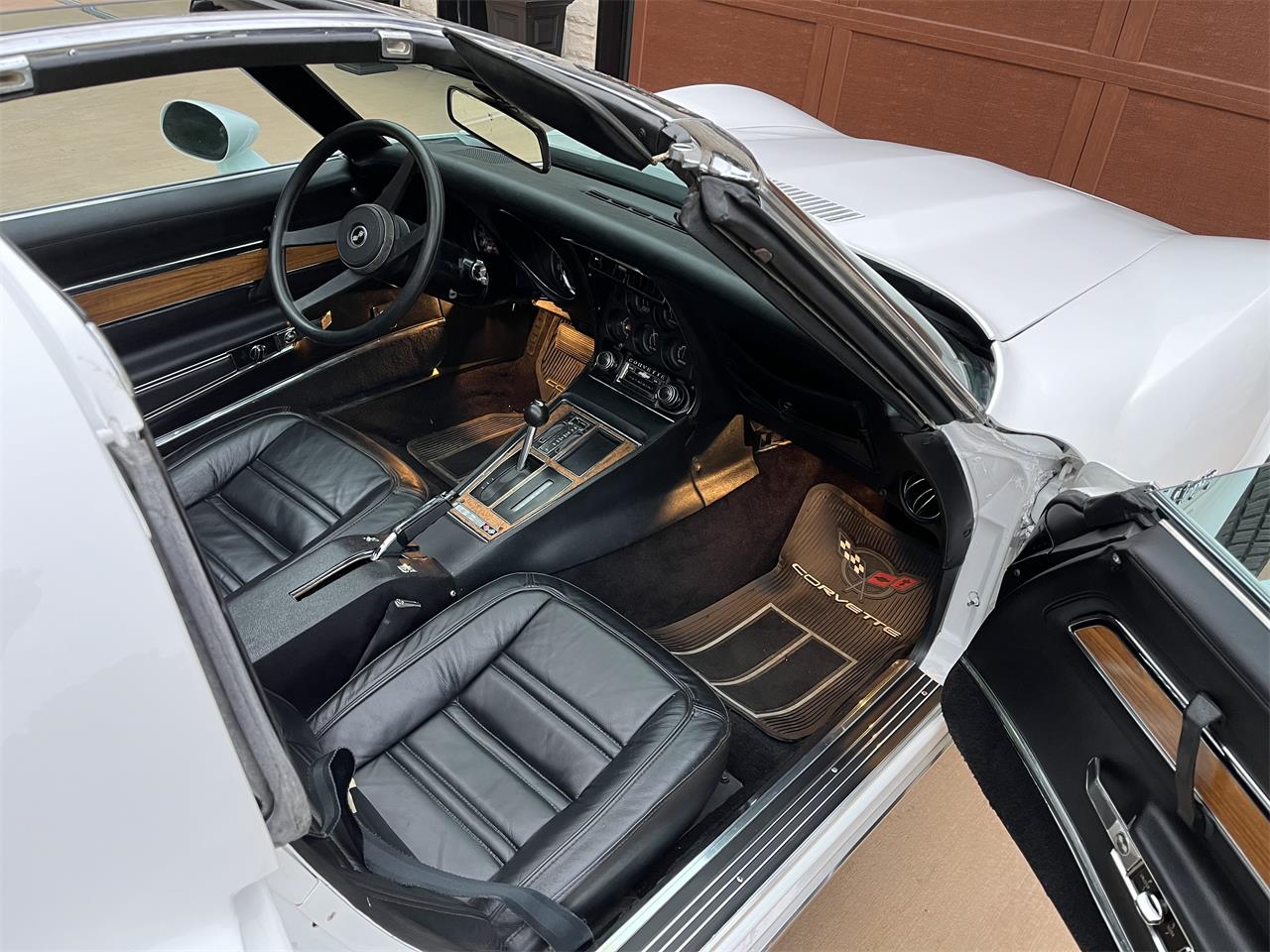 Chevrolet-Corvette-1976-White-Black-10