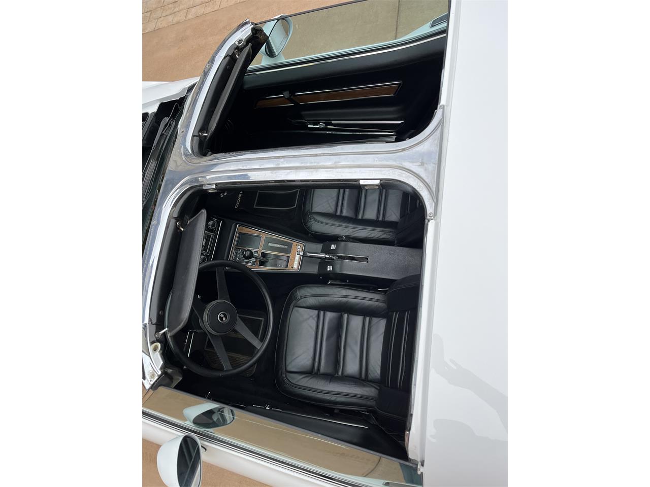 Chevrolet-Corvette-1976-White-Black-11