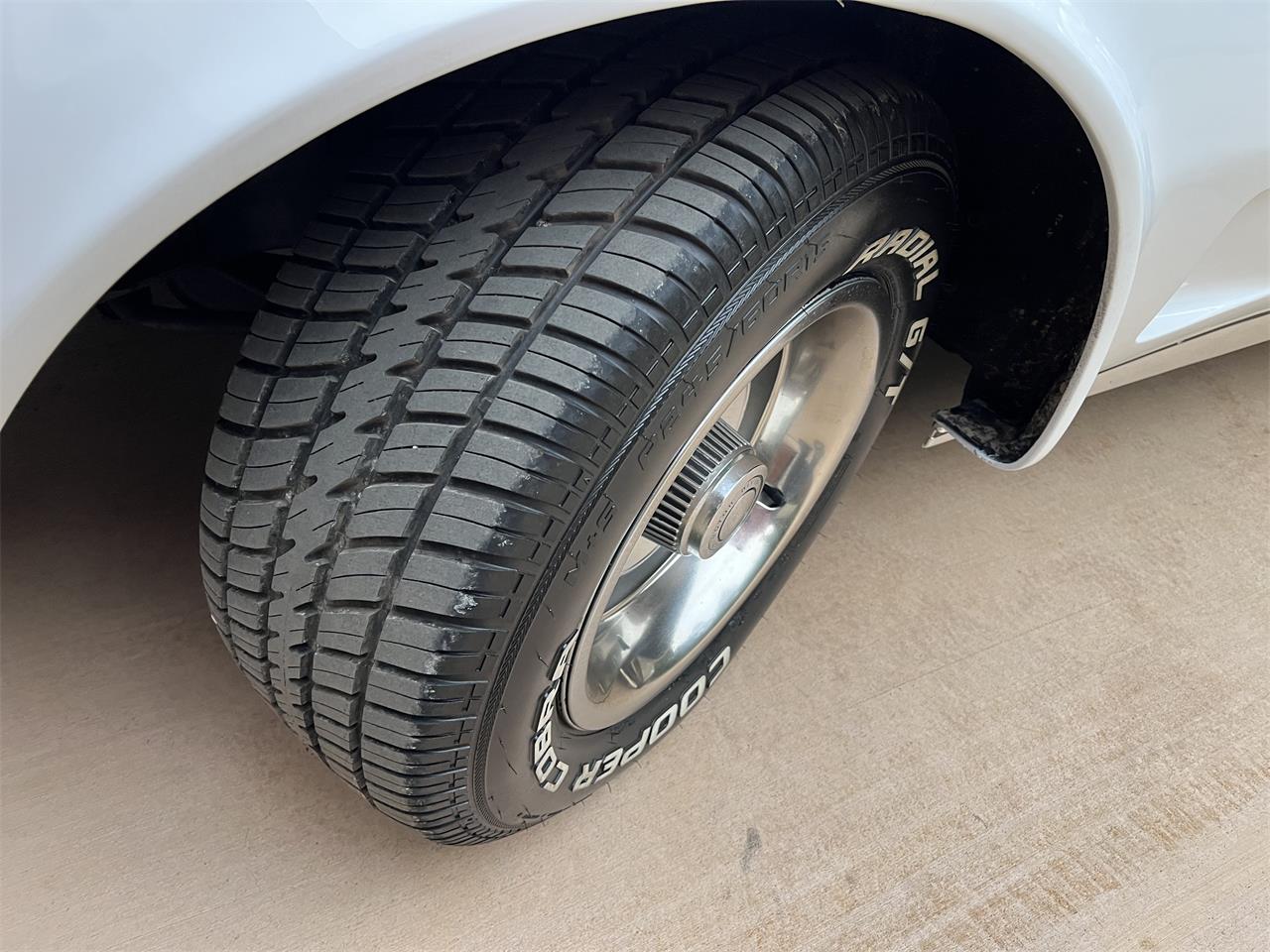 Chevrolet-Corvette-1976-White-Black-16
