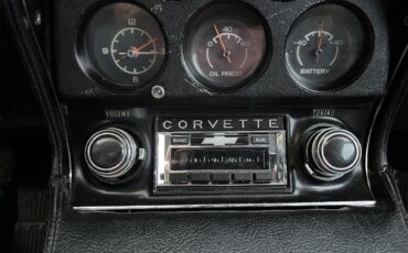Chevrolet-Corvette-1976-White-Black-7