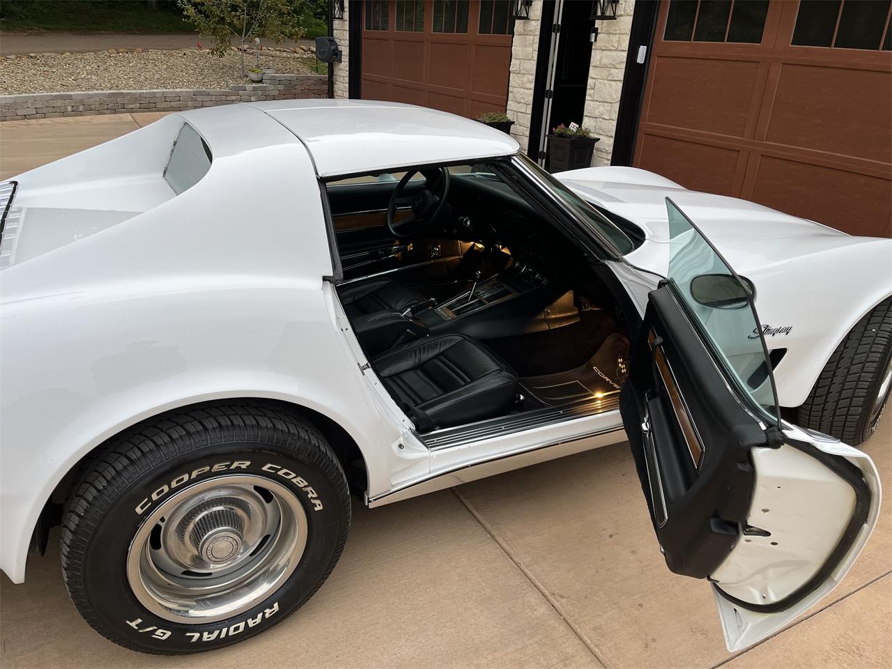 Chevrolet-Corvette-1976-White-Black-9