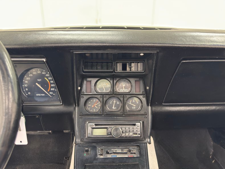 Chevrolet-Corvette-1979-Classic-White-Black-10