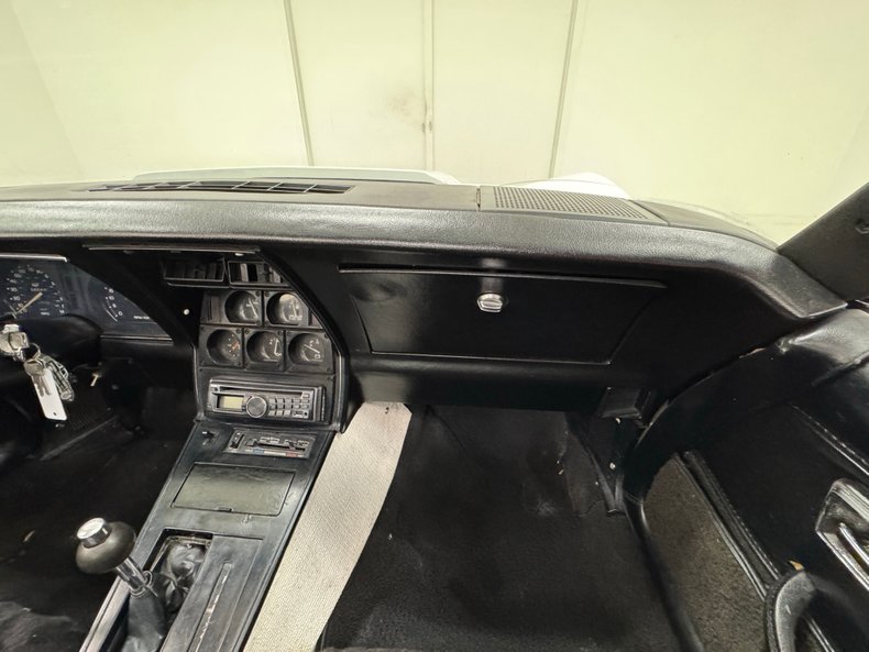 Chevrolet-Corvette-1979-Classic-White-Black-11