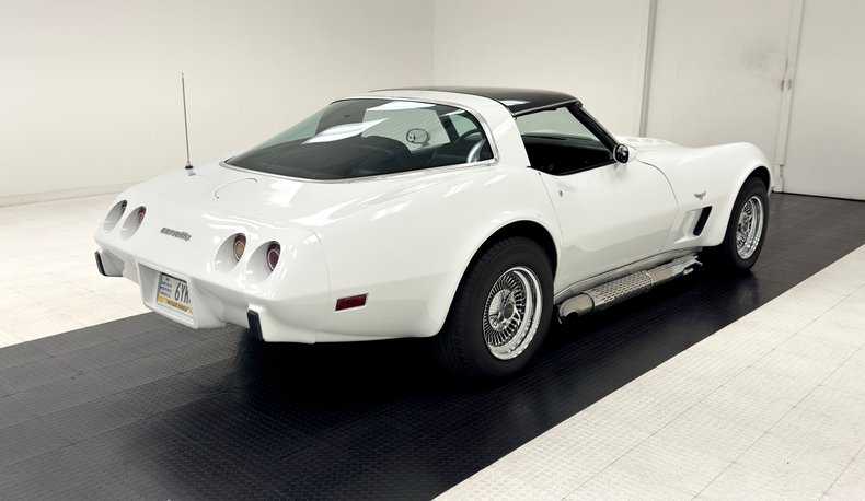 Chevrolet-Corvette-1979-Classic-White-Black-12