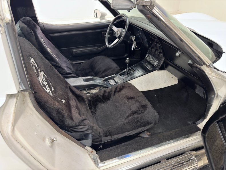 Chevrolet-Corvette-1979-Classic-White-Black-5