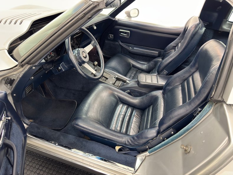 Chevrolet-Corvette-1979-Silver-Metallic-Blue-24