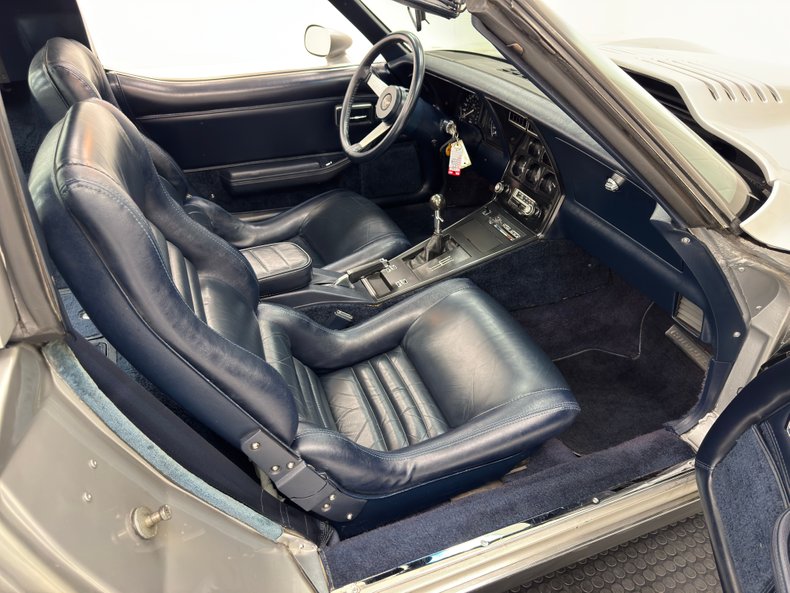 Chevrolet-Corvette-1979-Silver-Metallic-Blue-36