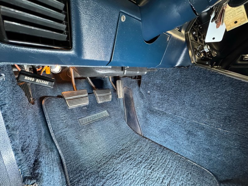 Chevrolet-Corvette-1979-Silver-Metallic-Blue-45