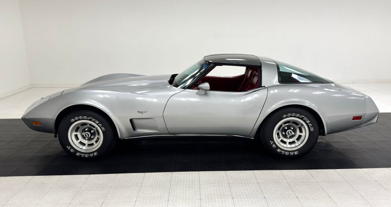 Chevrolet-Corvette-1979-Silver-Metallic-Medium-Red