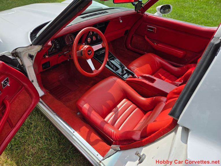 Chevrolet-Corvette-1979-White-Red-25