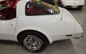 Chevrolet-Corvette-1979-White-Red-3
