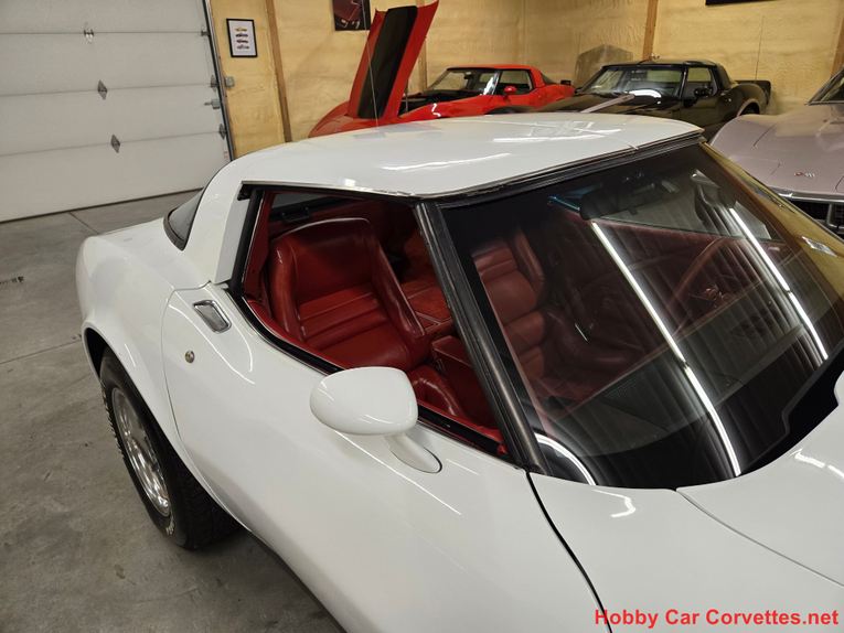Chevrolet-Corvette-1979-White-Red-33