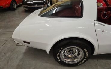 Chevrolet-Corvette-1979-White-Red-4