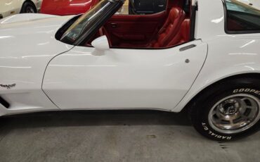 Chevrolet-Corvette-1979-White-Red-46