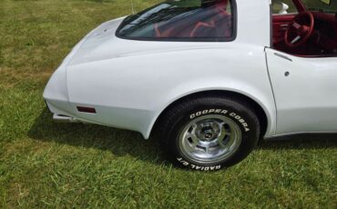 Chevrolet-Corvette-1979-White-Red-47