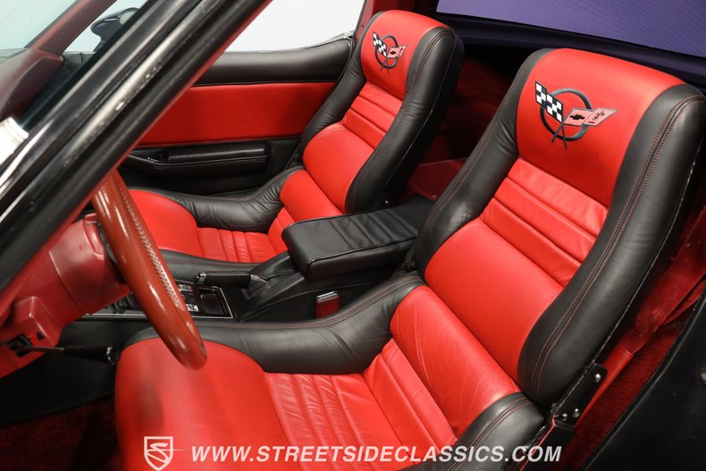 Chevrolet-Corvette-1981-Black-Black-ampamp-Red-1