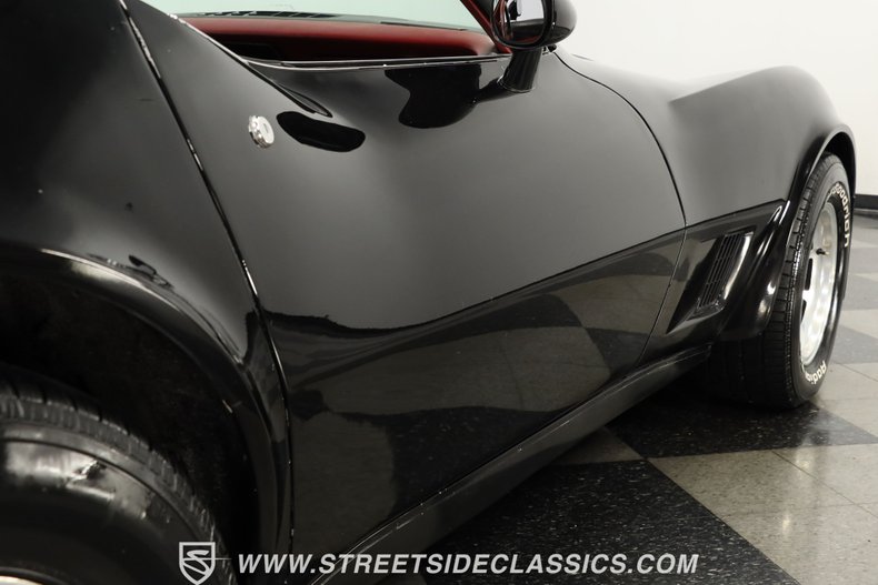 Chevrolet-Corvette-1981-Black-Black-ampamp-Red-25